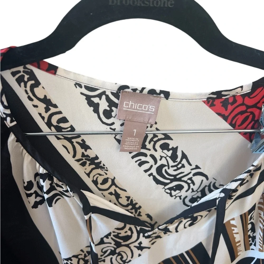 Chicos Size 1 Pull On Blouse in Stained glass pattern